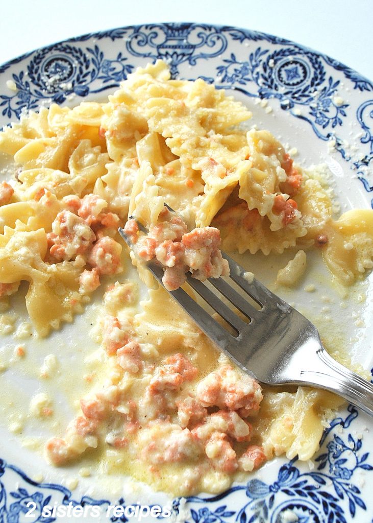 Pasta with Smoked Salmon in Creamy auce by 2sistersrecipess.com 