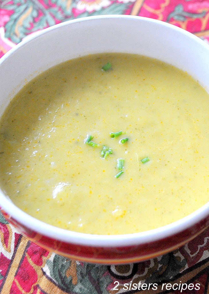 A bowl of pureed zucchini soup.