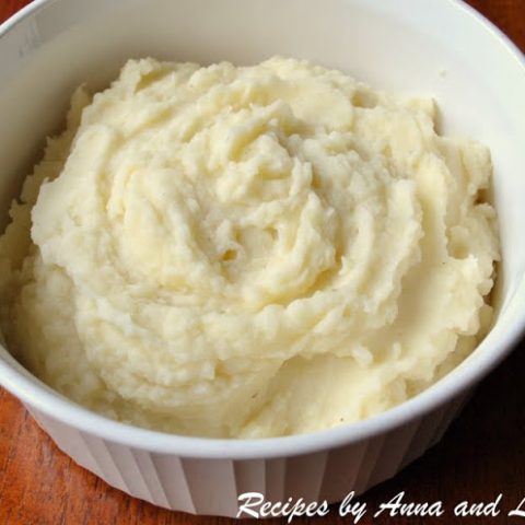 Easy Garlic Mashed Potatoes by 2sistersrecipes.com