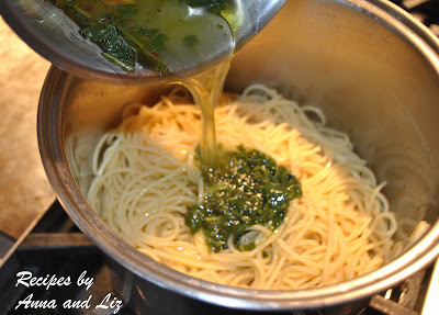 A pot filled with olive and parsley is poured into the pot with cooked spaghetti. 