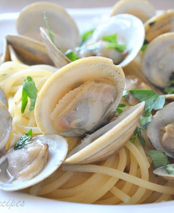 Little Neck Clams in Wine and Garlic Broth, by 2sistersrecipes.com