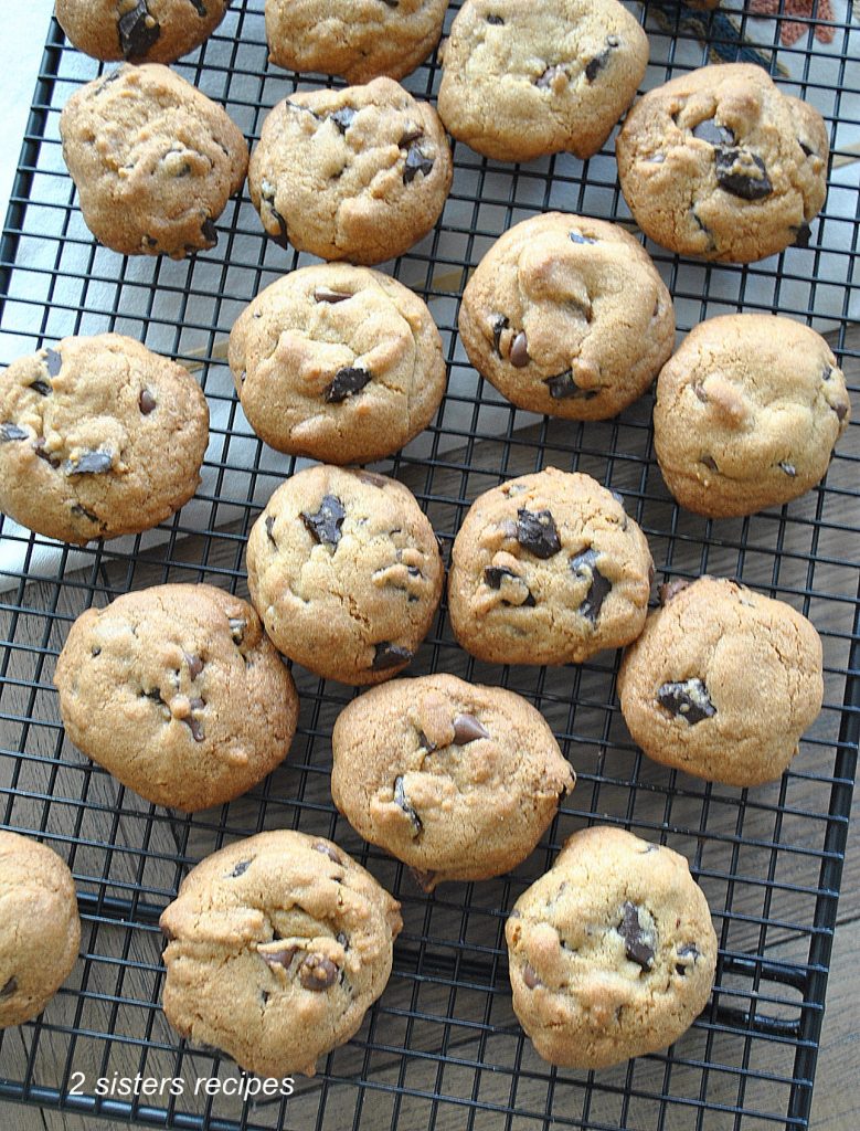 Chewy Chocolate Chip Cookies by 2sistersrecipes.com 