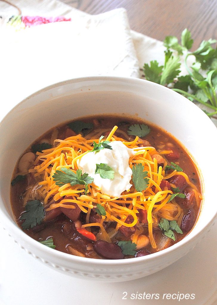 Easy Vegetarian Chili by 2sistersrecipes.com