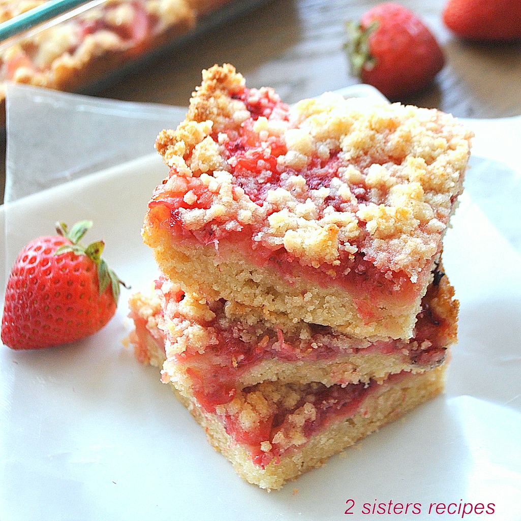 Vanilla cake with strawberries and pineapple - PrettySweet