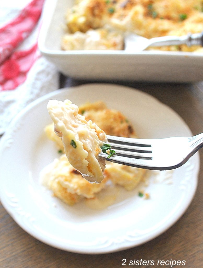 a forkful of mac and cheese. by 2sistersrecipes.com