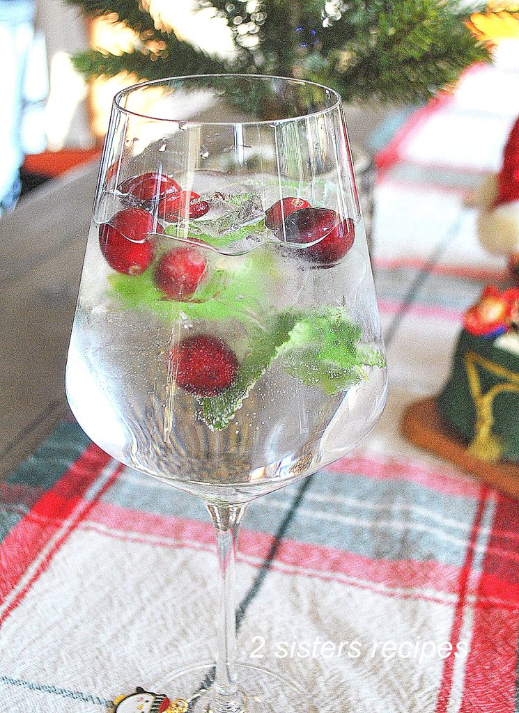 Christmas Mistletoe Cocktail by 2sistersrecipes.com