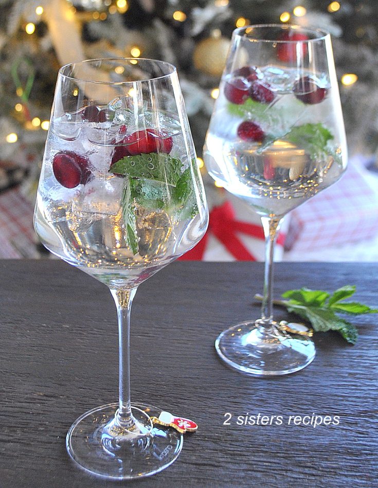 Christmas Mistletoe Cocktail by 2sistersrecipes.com