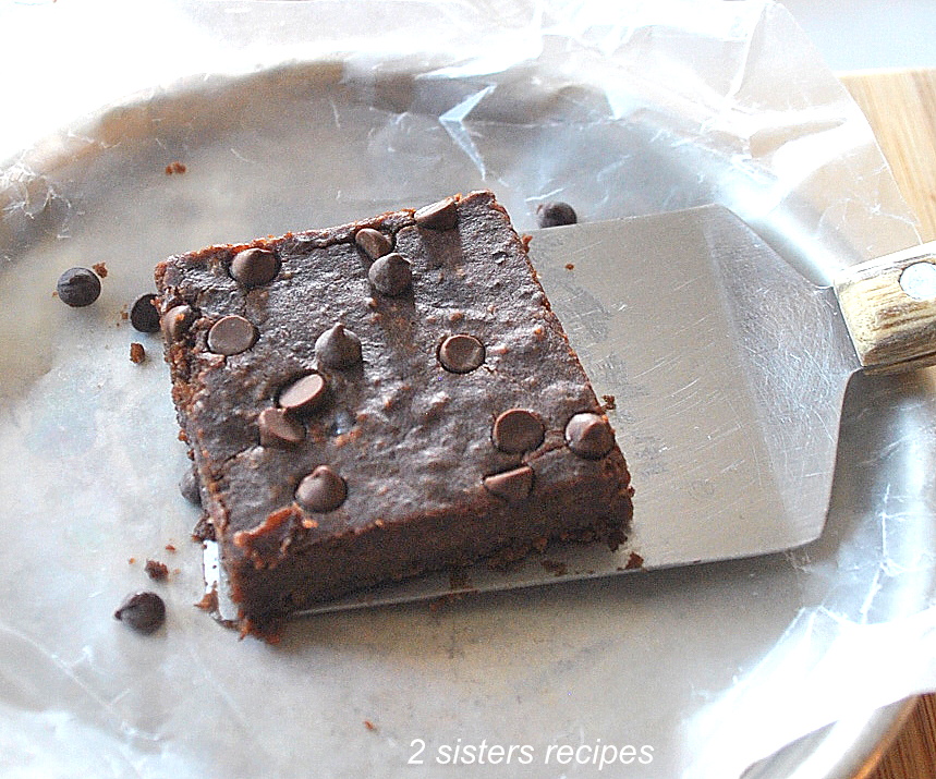 A spatula with one fudgy brownie.